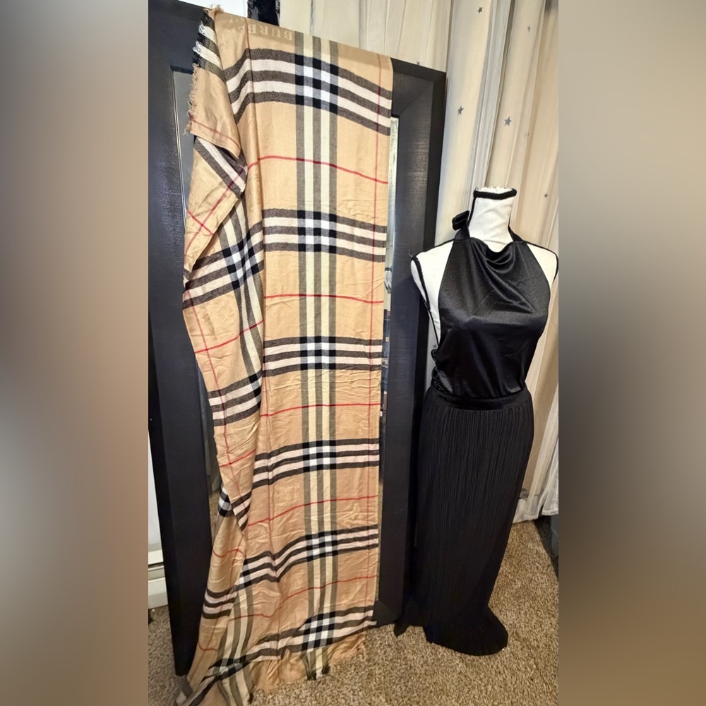 Classic tan & black plaid Burberry Scarf. Never worn! NEW! Very large in size! - Picture 12 of 15